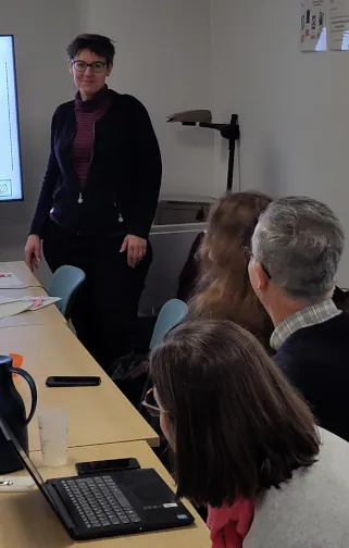 Caroline Pruvost animant une session de formation devant un groupe