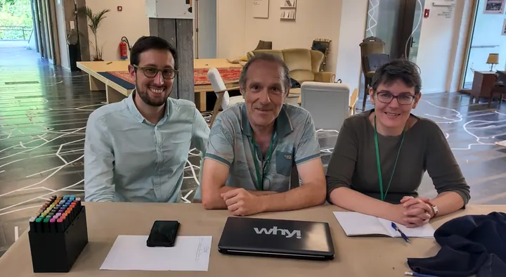Caroline Pruvost et deux collègues entrepreneurs lors d'une journée de travail collective